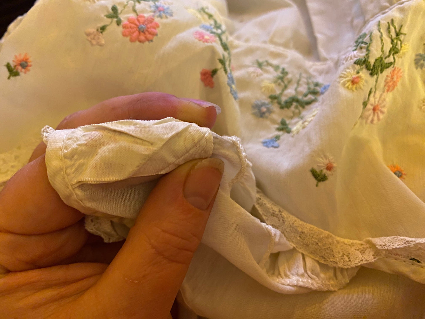 50's 60's White Cotton Airy Daisy Embroidered Nightgown