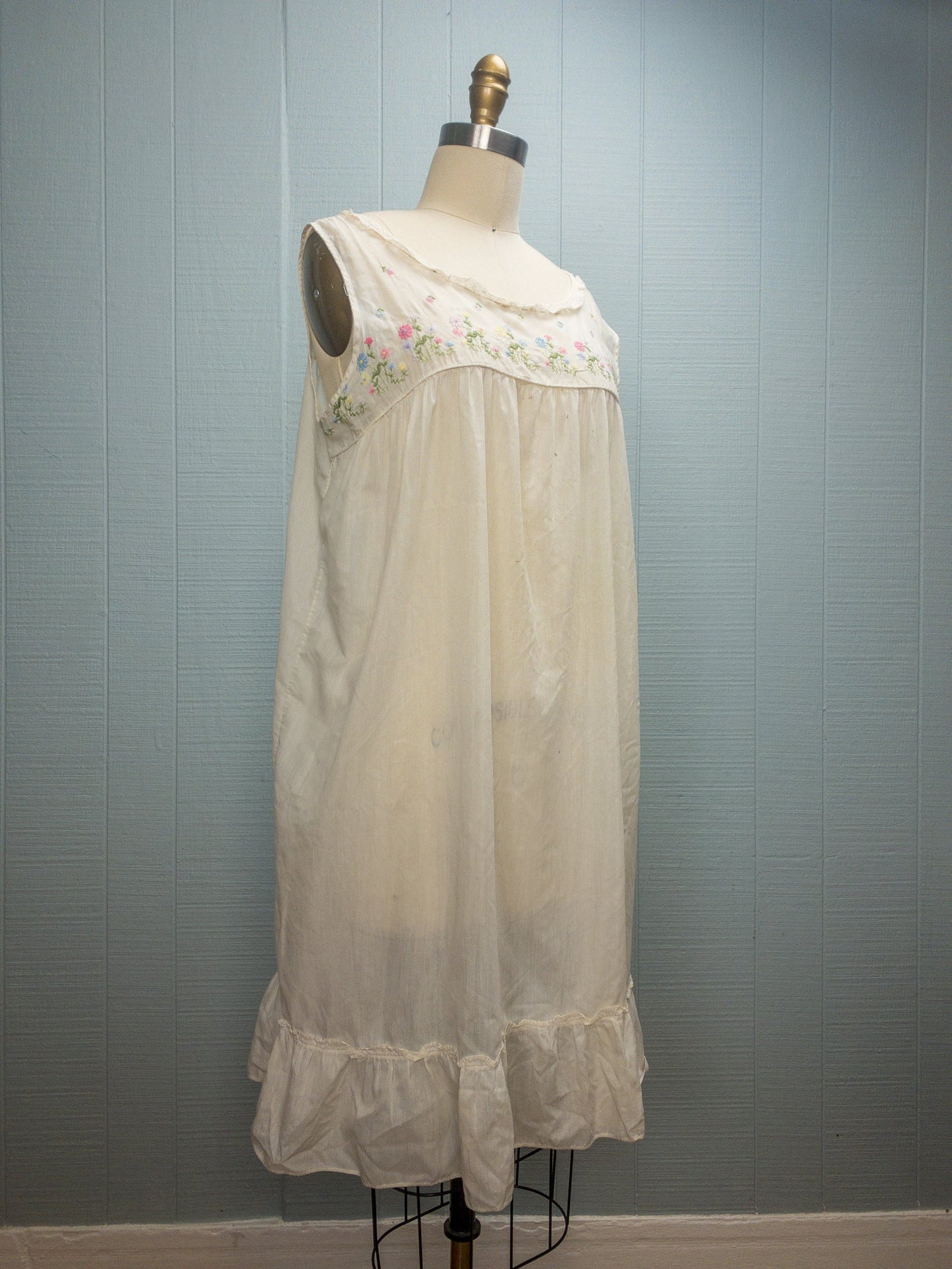50's 60's White Cotton Airy Daisy Embroidered Nightgown