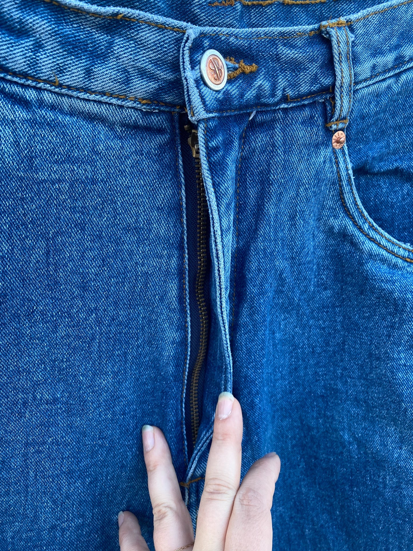 90s Mid Blue Denim Mom Jeans | 33" x 31"