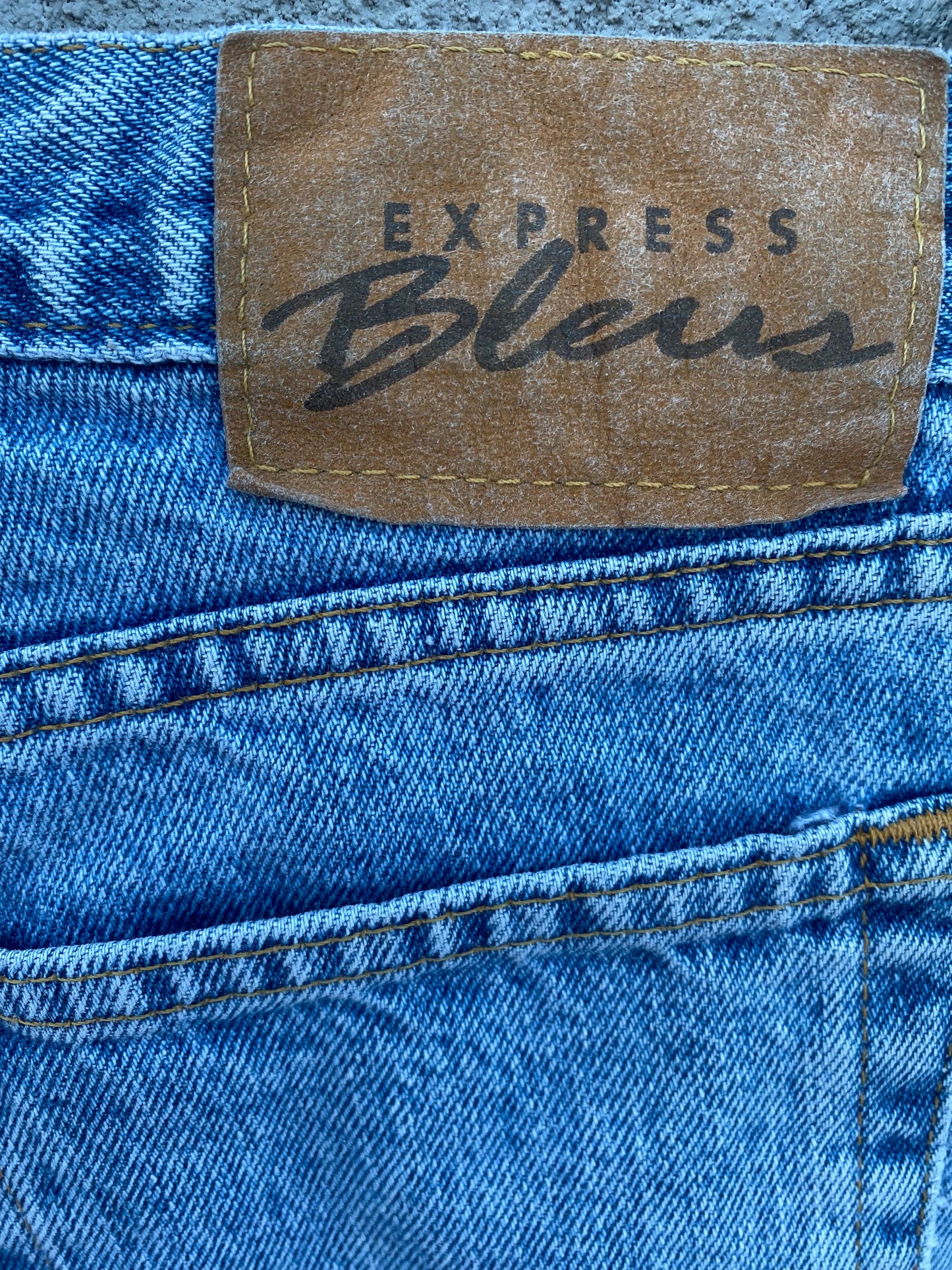 90's Light Wash Boyfriend Jeans | 31" x 29"