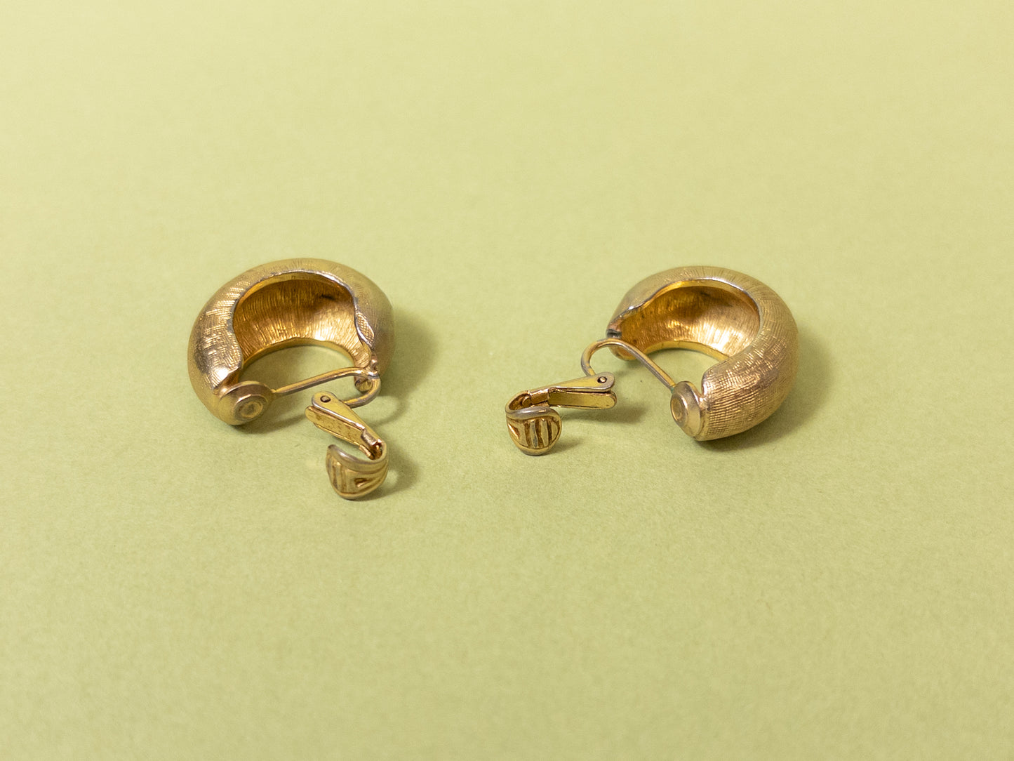80's 90's Gold Chunky Hatchmark Huggie Hoop Clip On Earrings