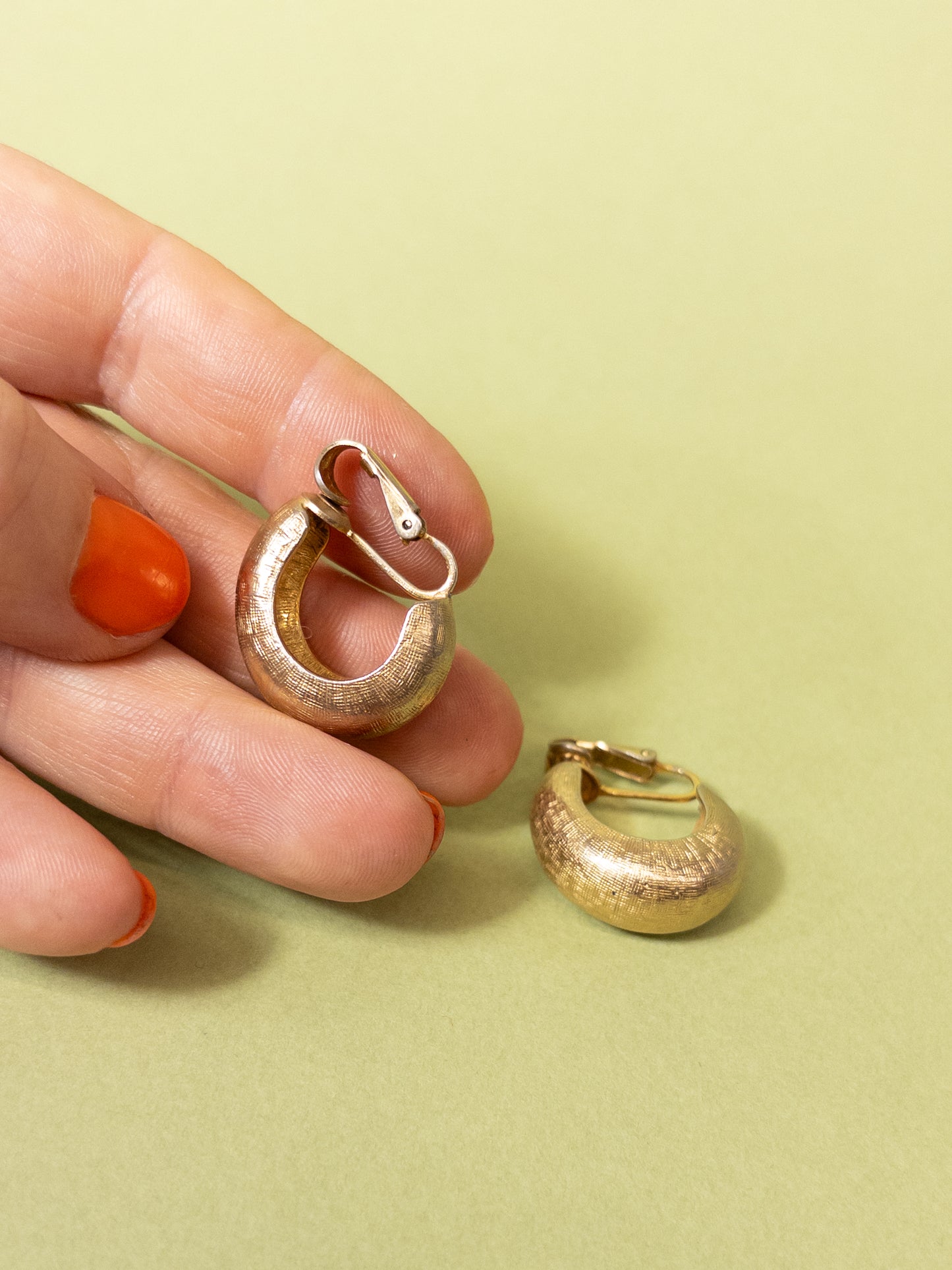 80's 90's Gold Chunky Hatchmark Huggie Hoop Clip On Earrings