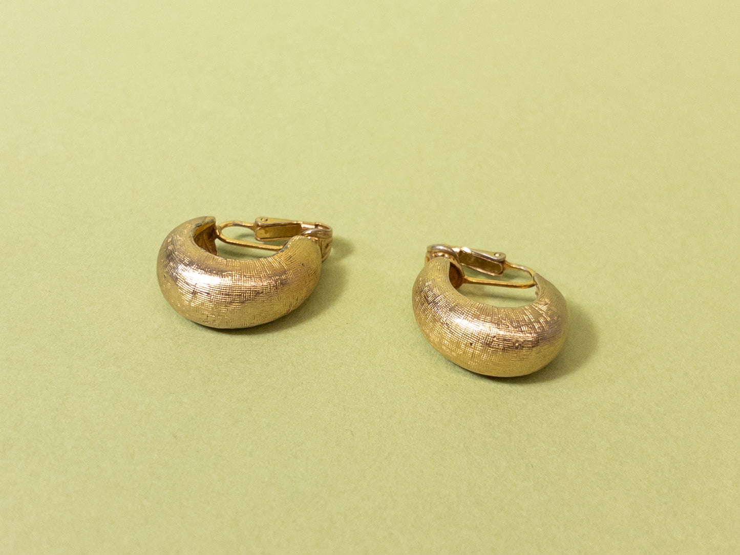 80's 90's Gold Chunky Hatchmark Huggie Hoop Clip On Earrings