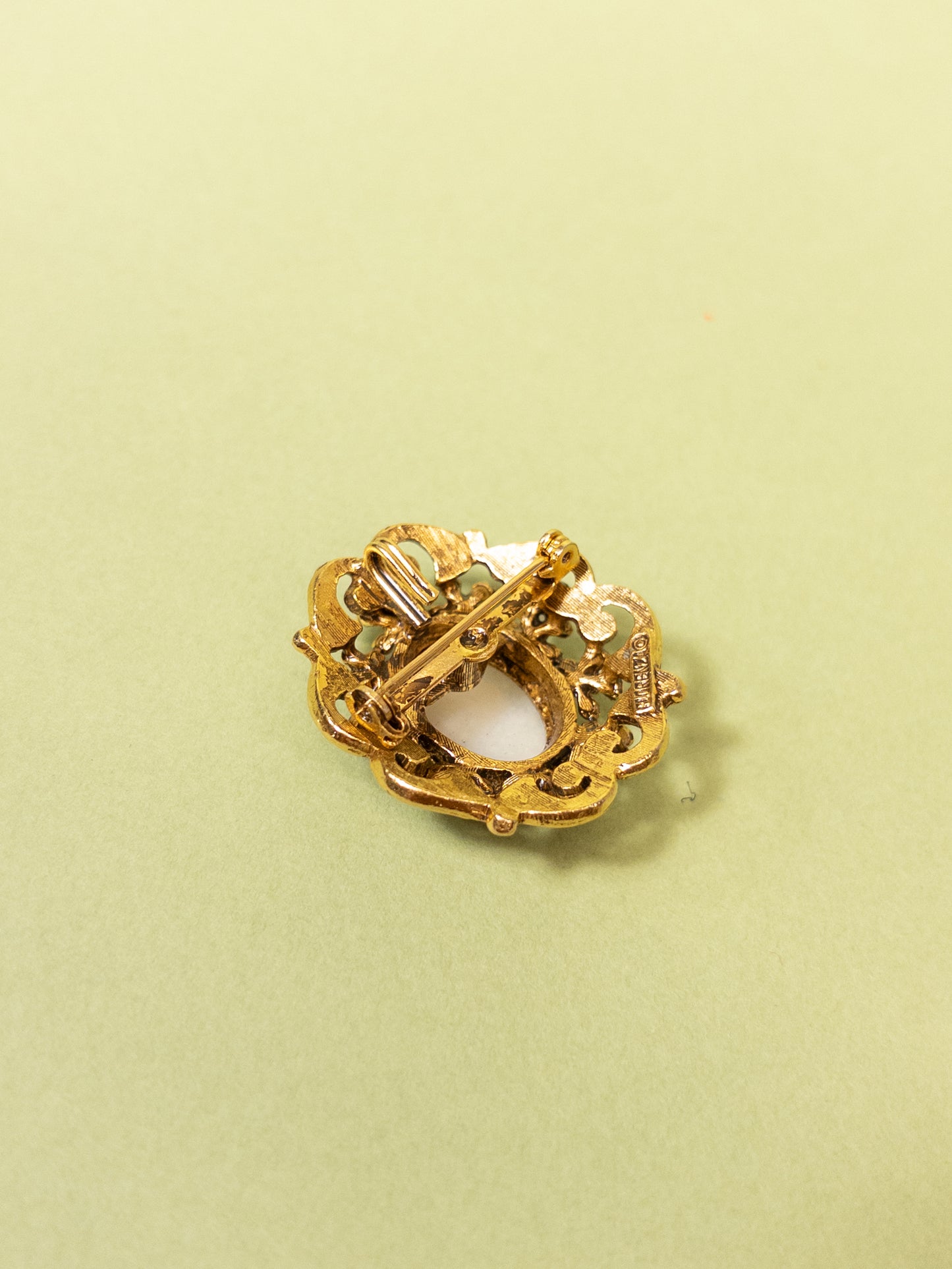 Vintage Florenza Gold Fliagree & Cream Cameo Brooch