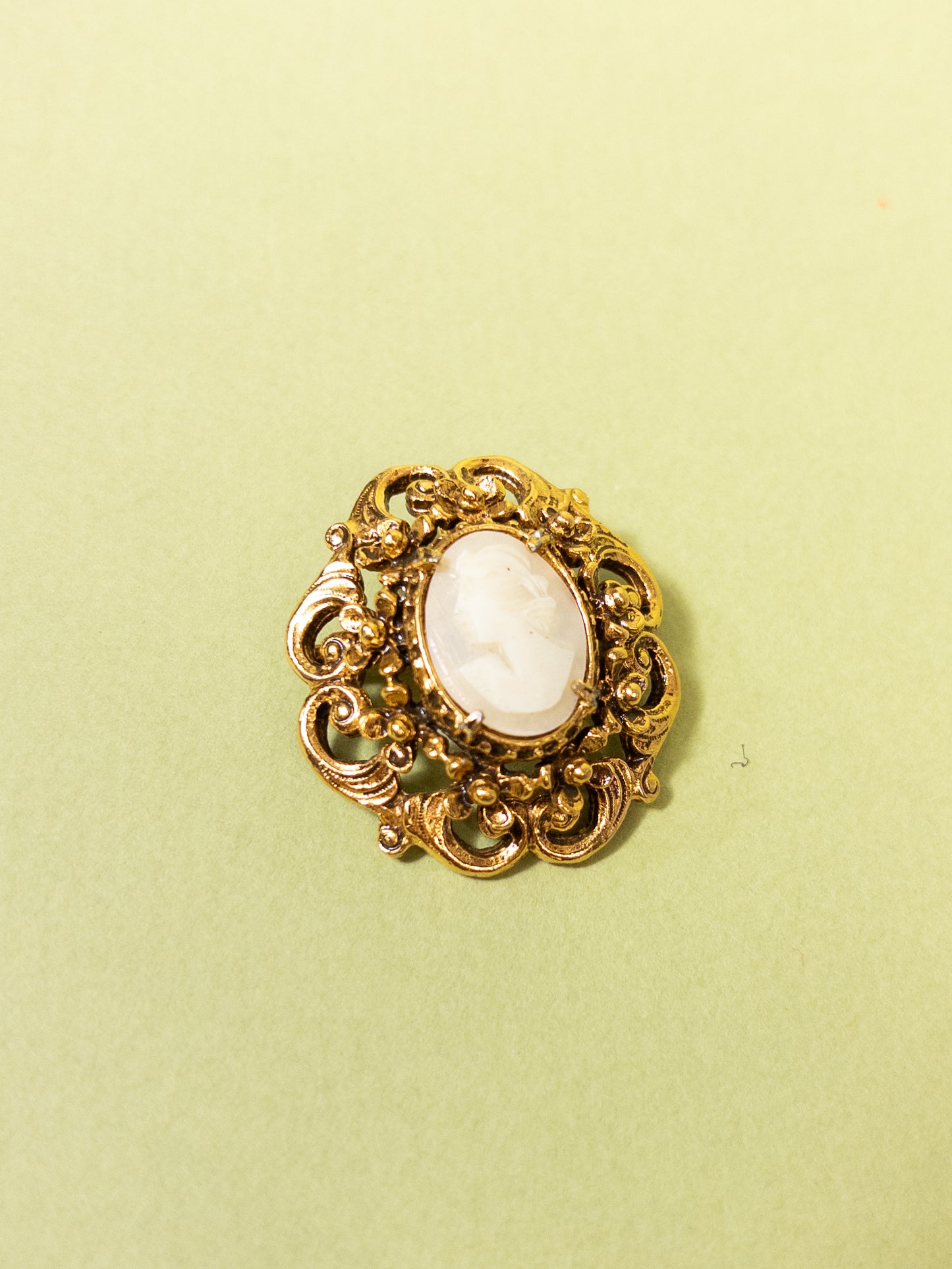 Vintage Florenza Gold Fliagree & Cream Cameo Brooch