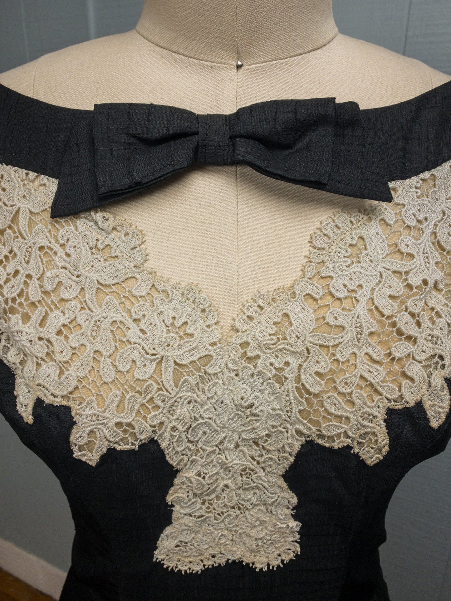 50's Lace & Bows Off Shoulder Dress | M/L