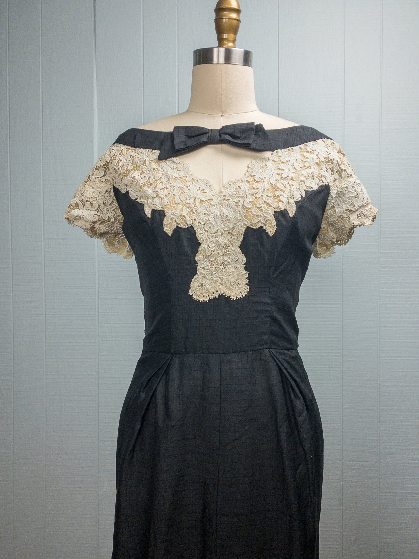 50's Lace & Bows Off Shoulder Dress | M/L