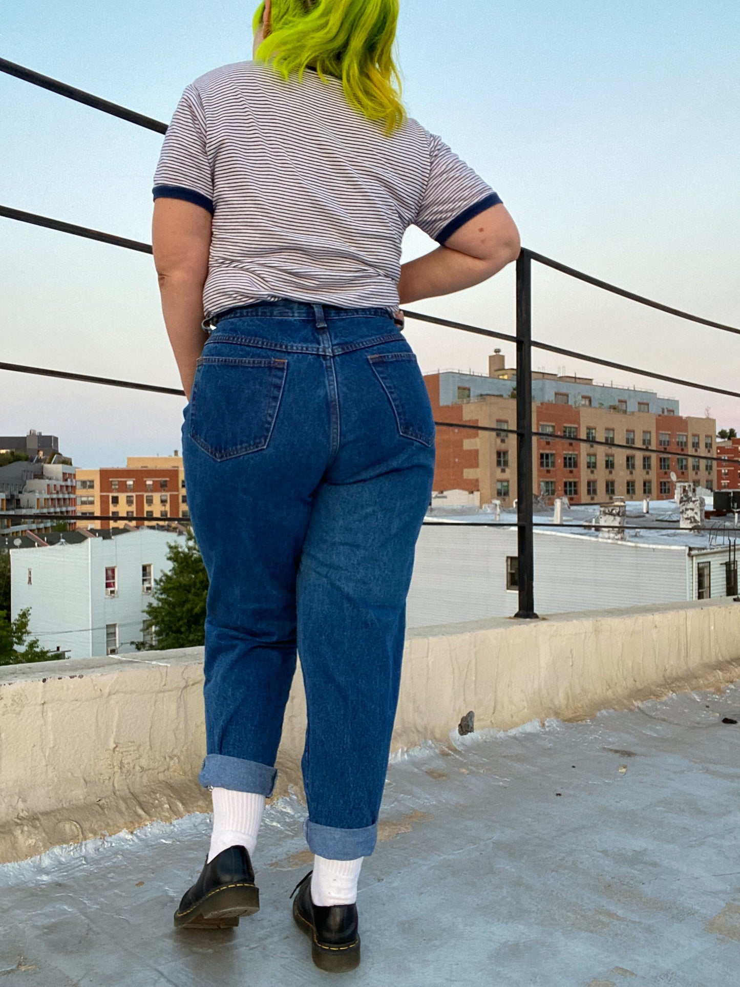 90s Venezia Vitale Mid Wash Mom Jeans | 32" x 31"
