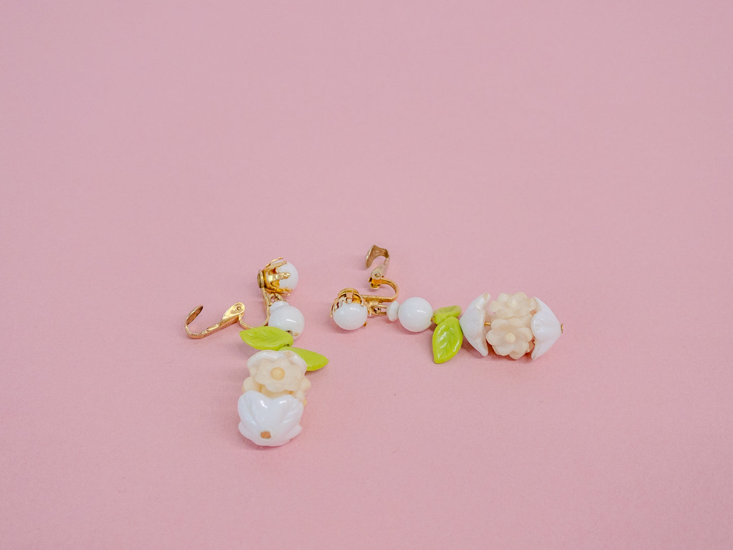 60's 70's White Daisy Floral Leaf Hippie Dangle Clip On Earrings