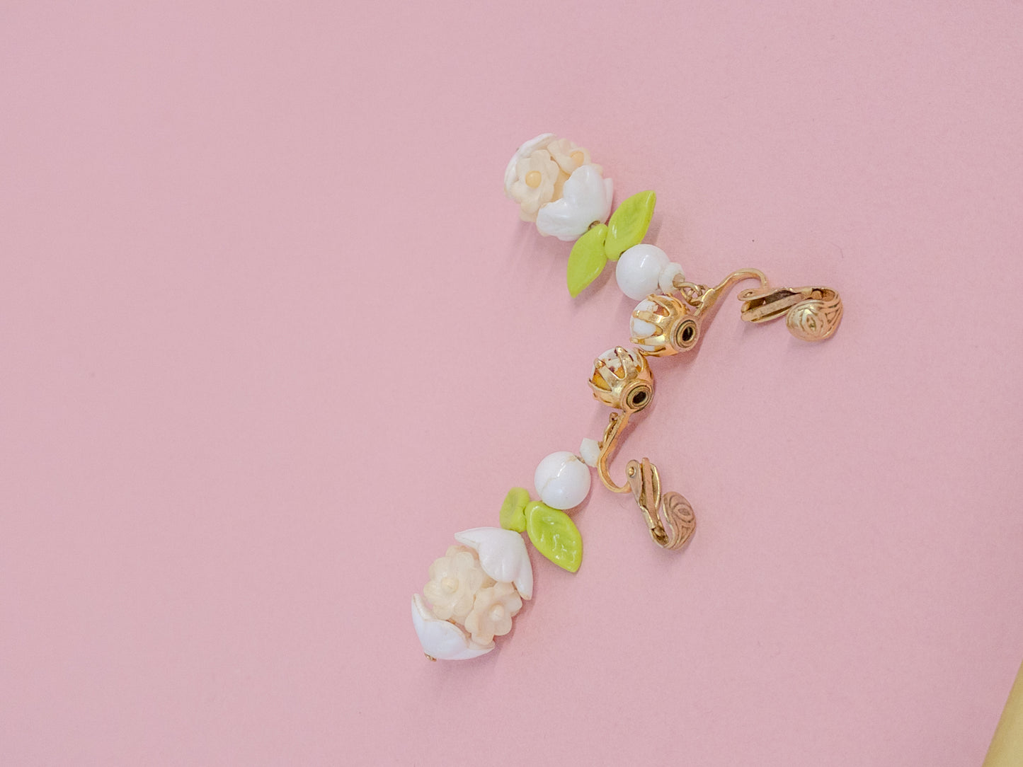 60's 70's White Daisy Floral Leaf Hippie Dangle Clip On Earrings