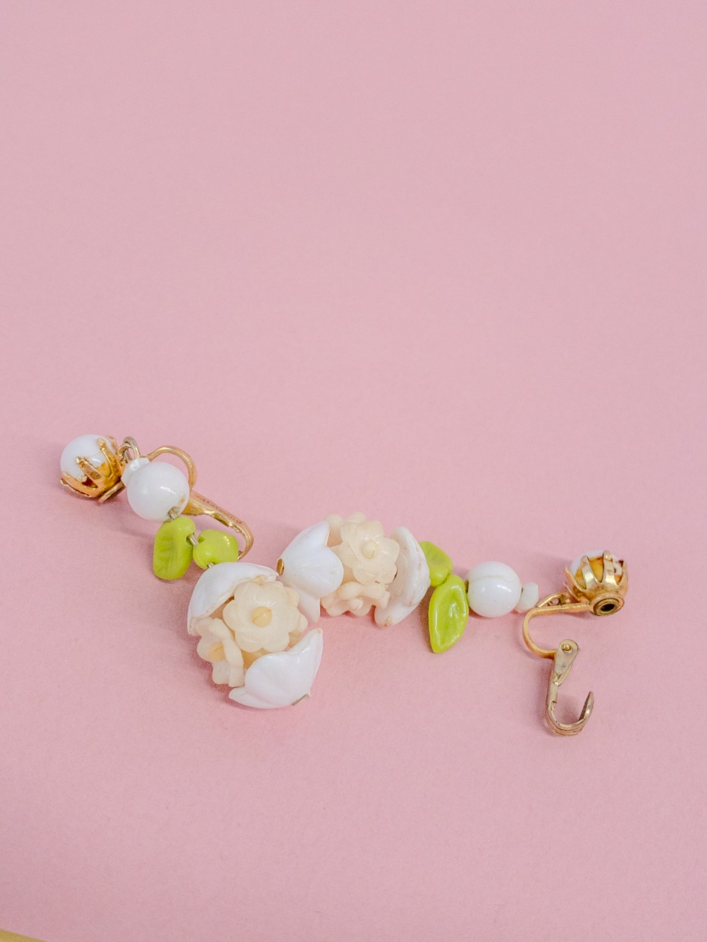 60's 70's White Daisy Floral Leaf Hippie Dangle Clip On Earrings