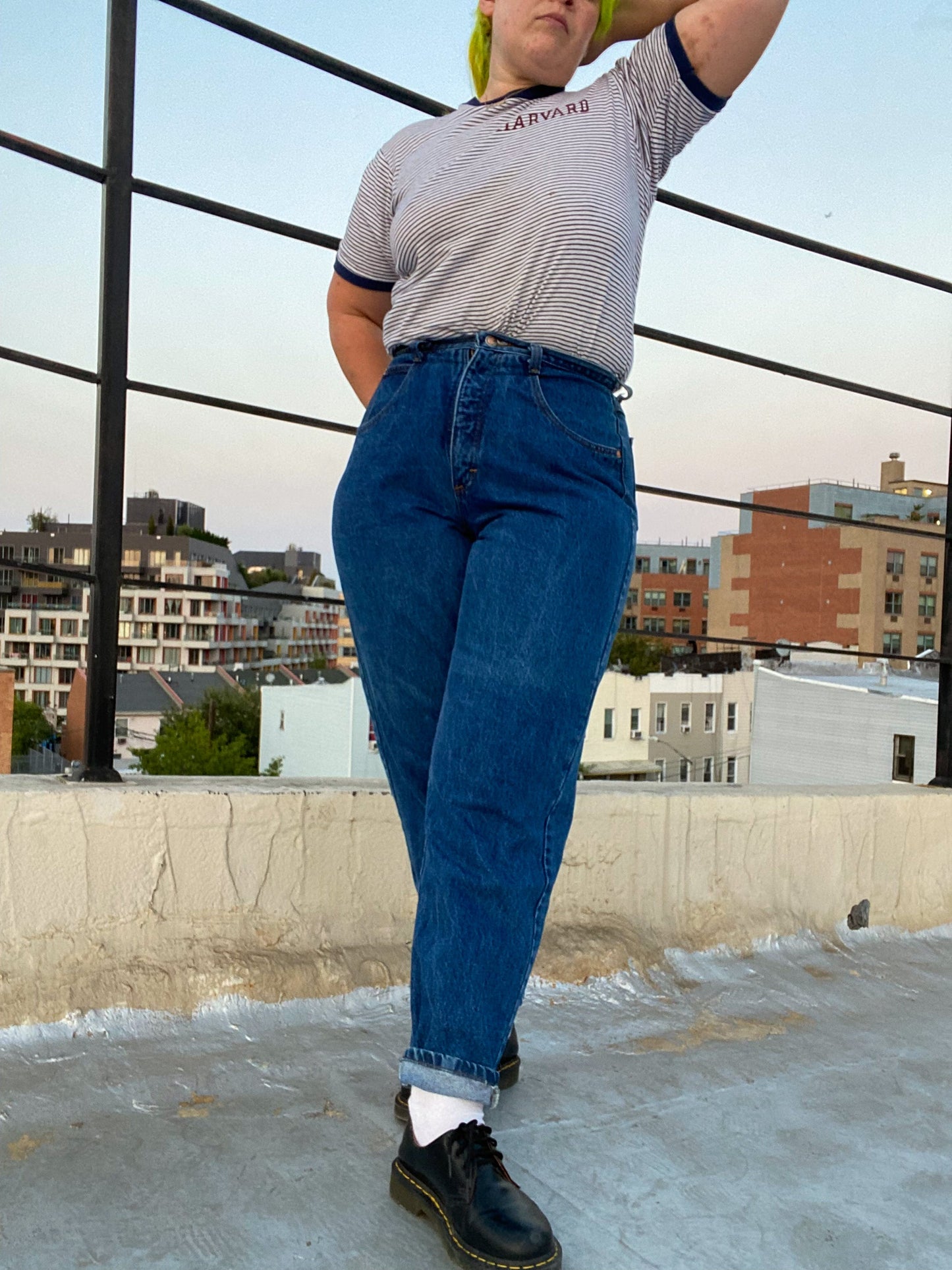 90s Venezia Vitale Mid Wash Mom Jeans | 32" x 31"