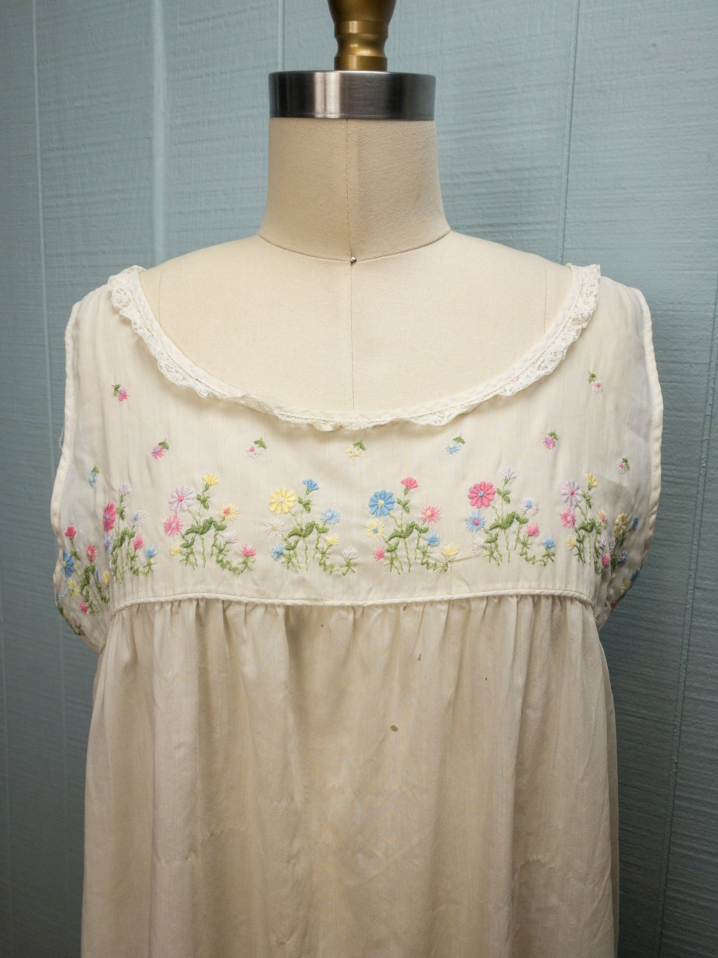 50's 60's White Cotton Airy Daisy Embroidered Nightgown
