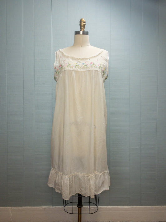 50's 60's White Cotton Airy Daisy Embroidered Nightgown