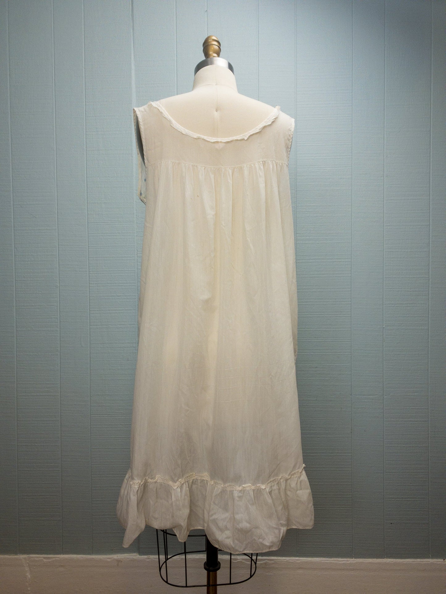 50's 60's White Cotton Airy Daisy Embroidered Nightgown
