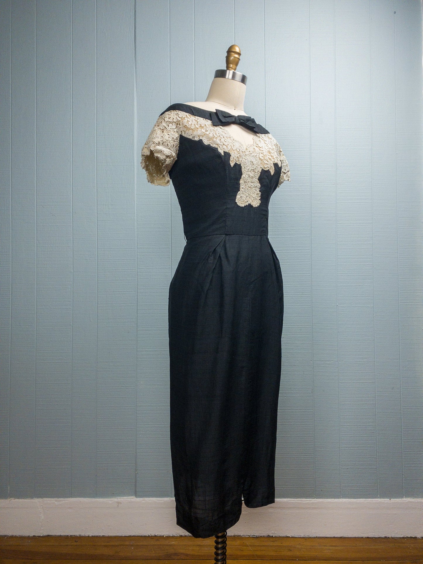 50's Lace & Bows Off Shoulder Dress | M/L