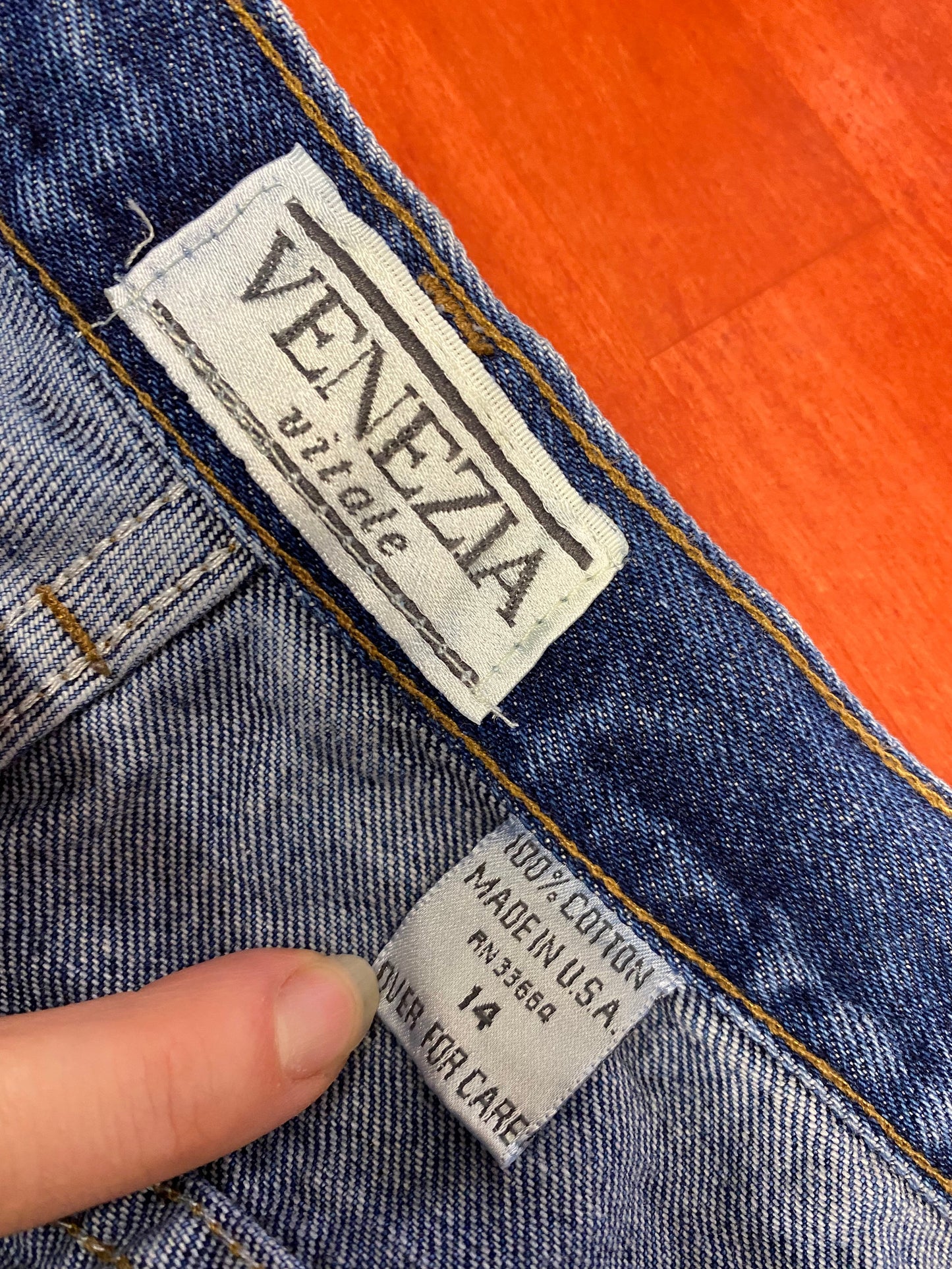 90s Venezia Vitale Mid Wash Mom Jeans | 32" x 31"