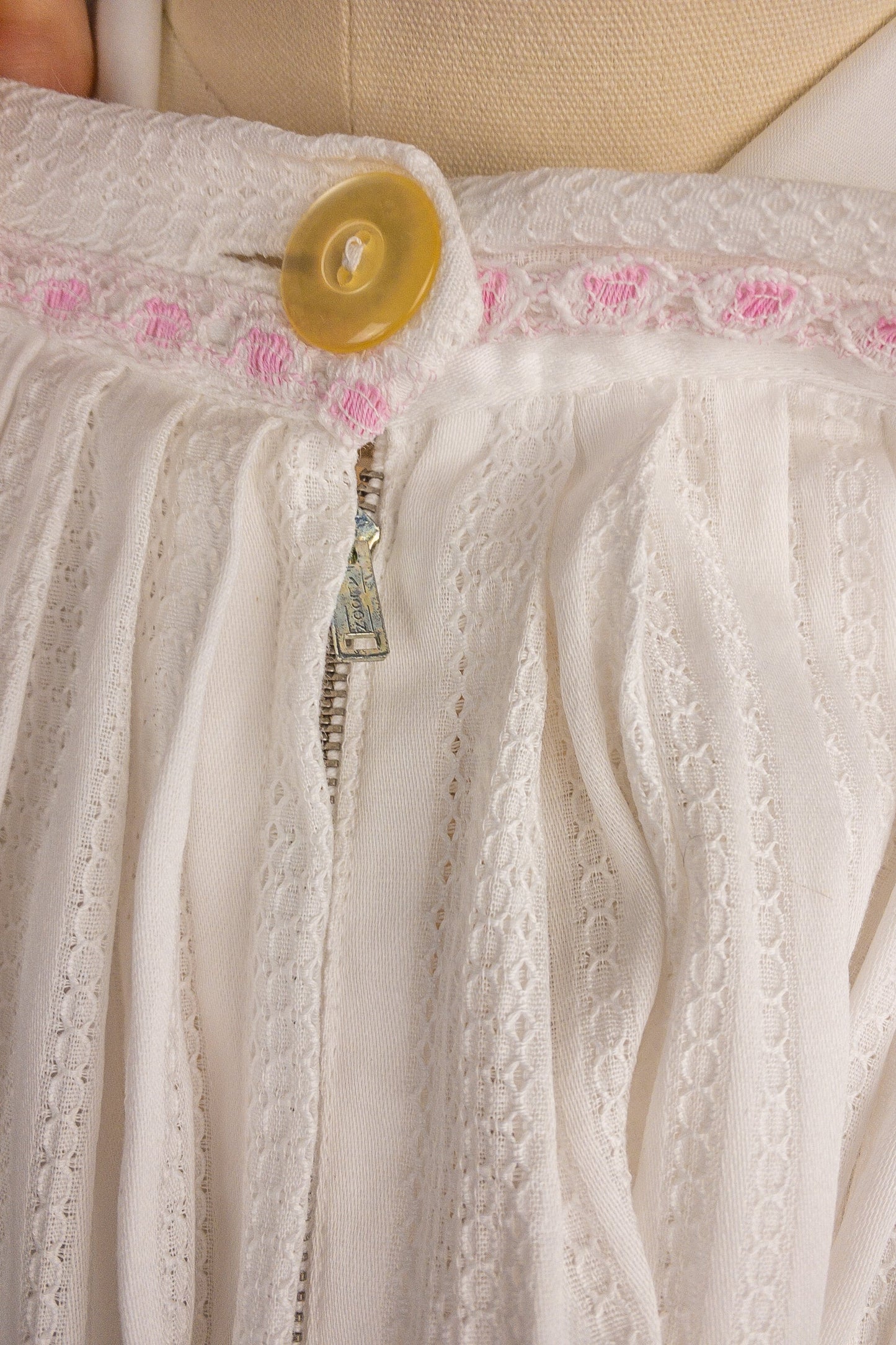 50s 60s White & Pink Eyelet Skirt | 23"