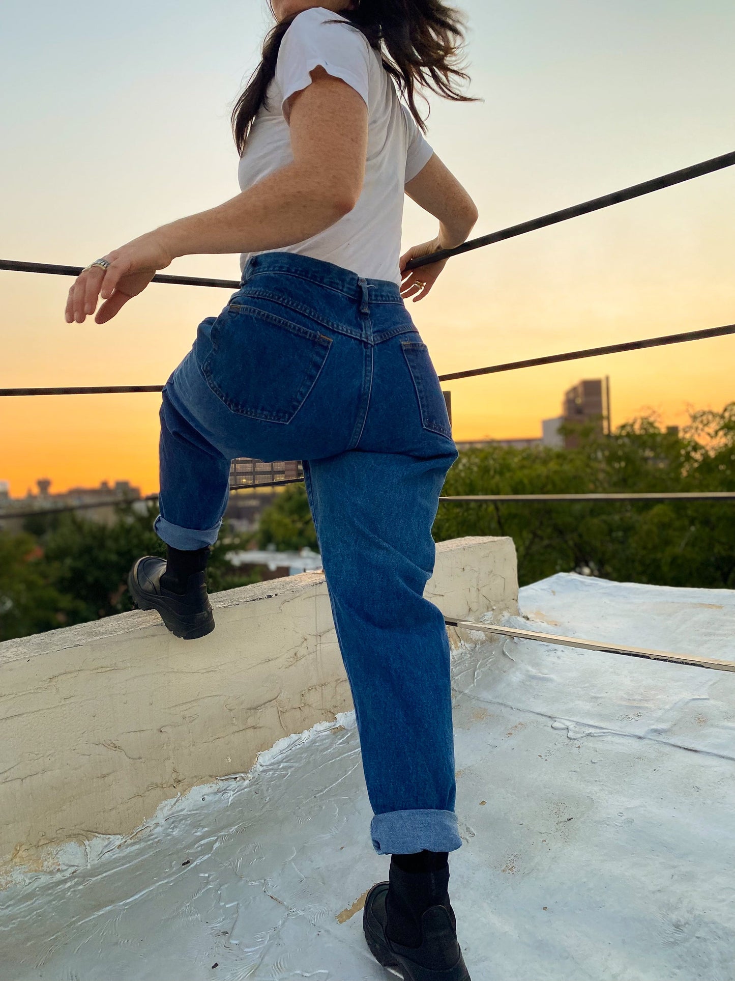 90s Venezia Vitale Mid Wash Mom Jeans | 32" x 31"