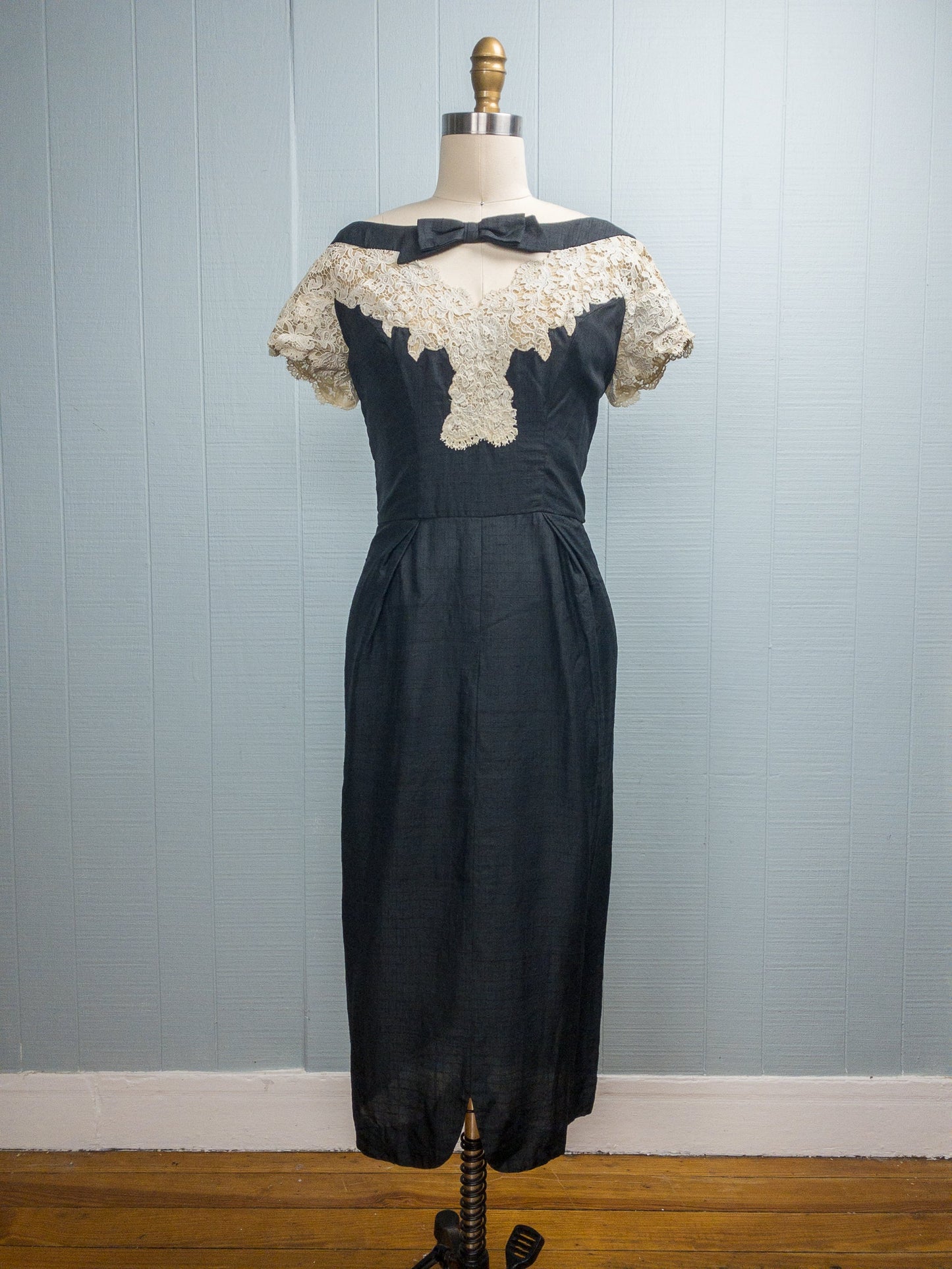 50's Lace & Bows Off Shoulder Dress | M/L