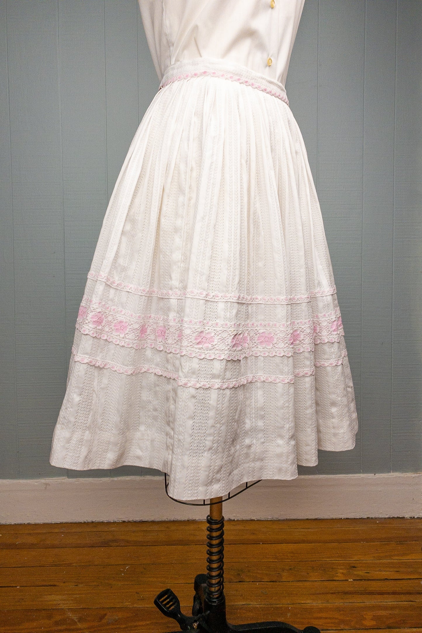 50s 60s White & Pink Eyelet Skirt | 23"
