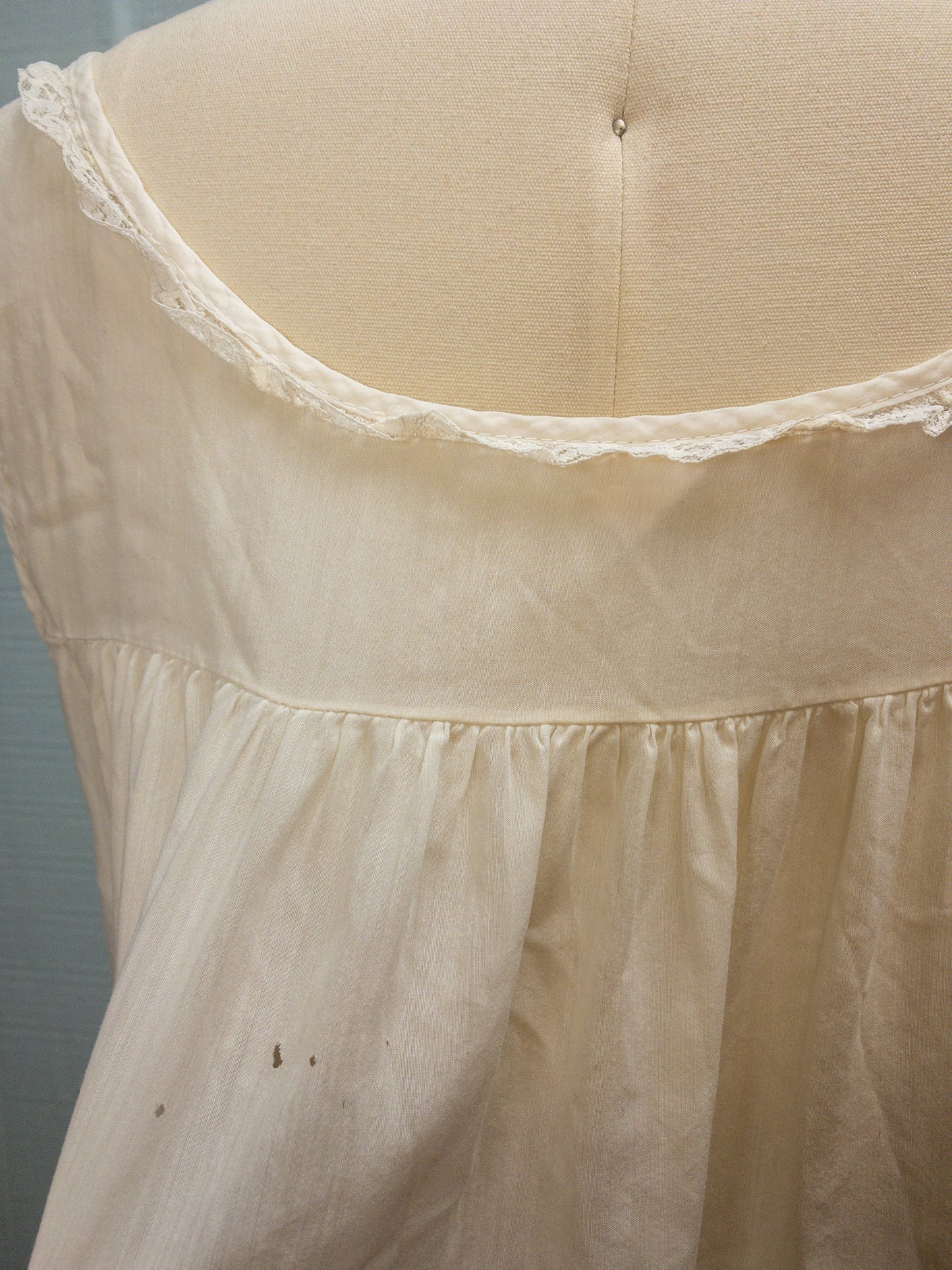 50's 60's White Cotton Airy Daisy Embroidered Nightgown