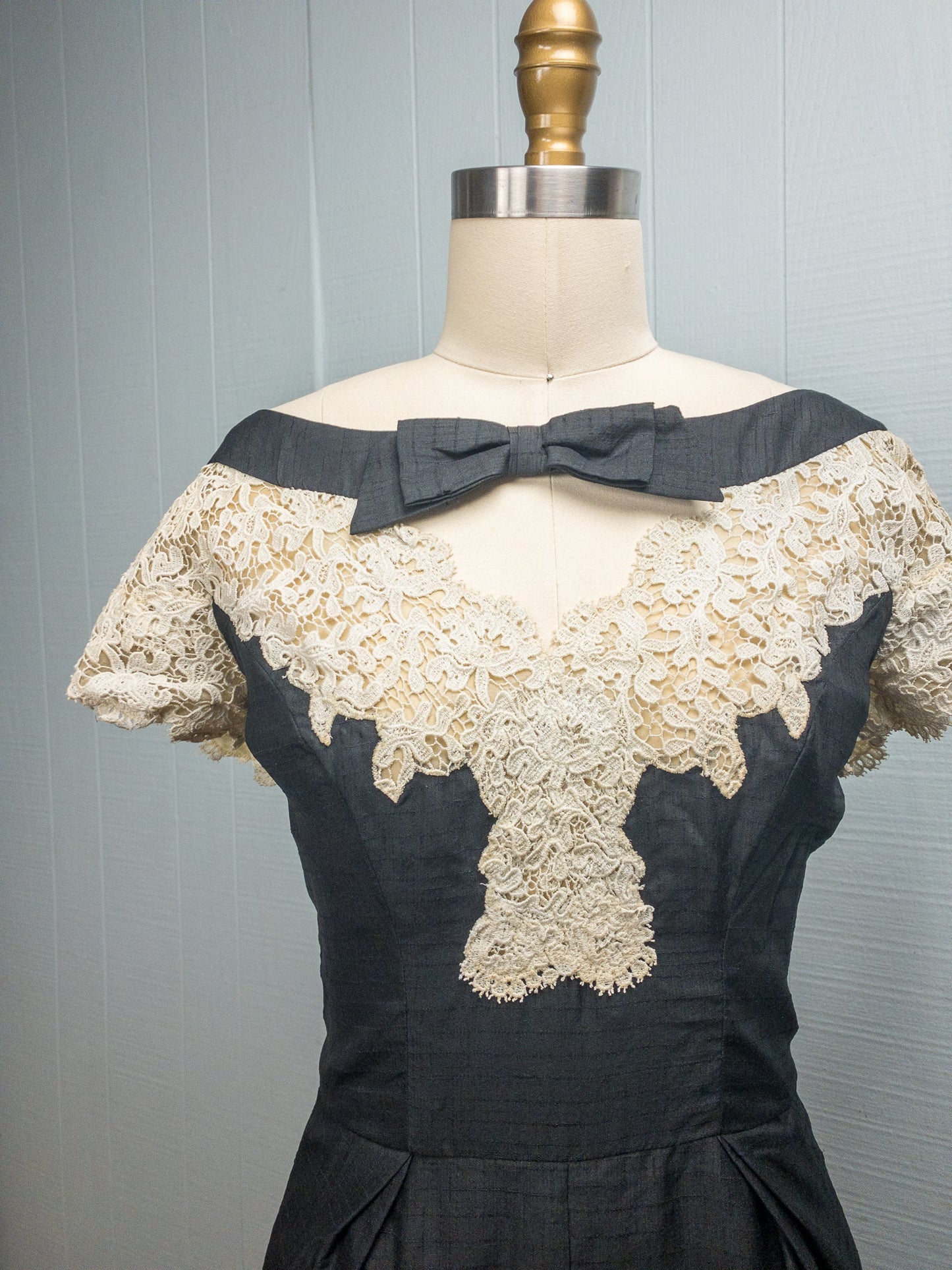 50's Lace & Bows Off Shoulder Dress | M/L