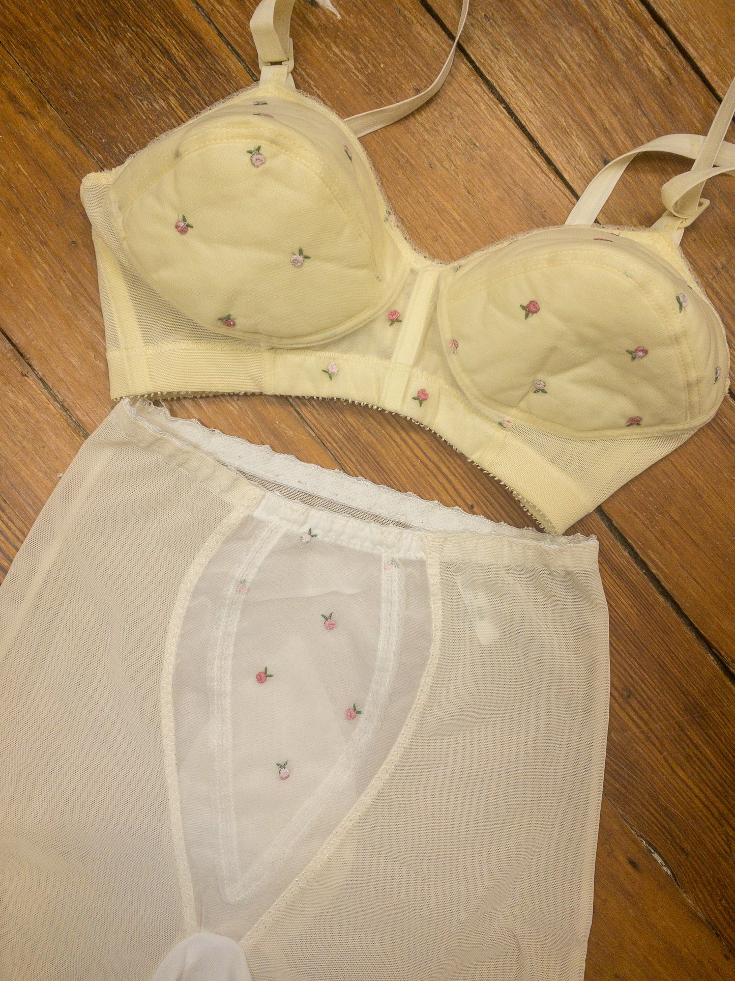 60's Butter Yellow Flower Bud Bullet Bra | 34B