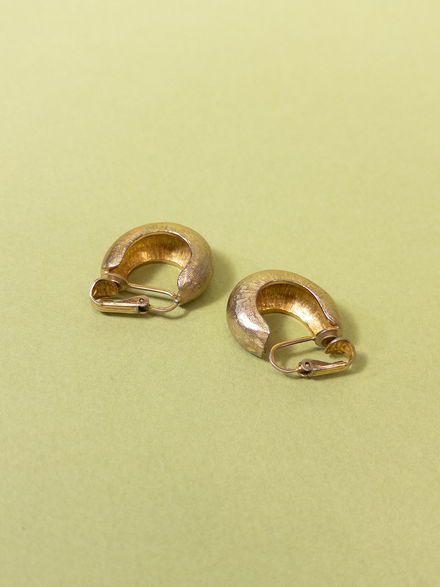 80's 90's Gold Chunky Hatchmark Huggie Hoop Clip On Earrings