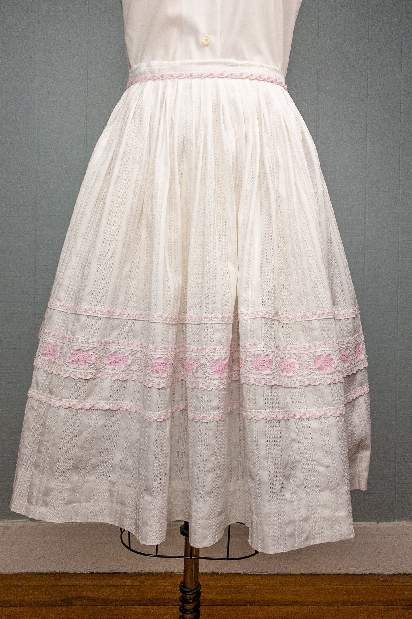 50s 60s White & Pink Eyelet Skirt | 23"