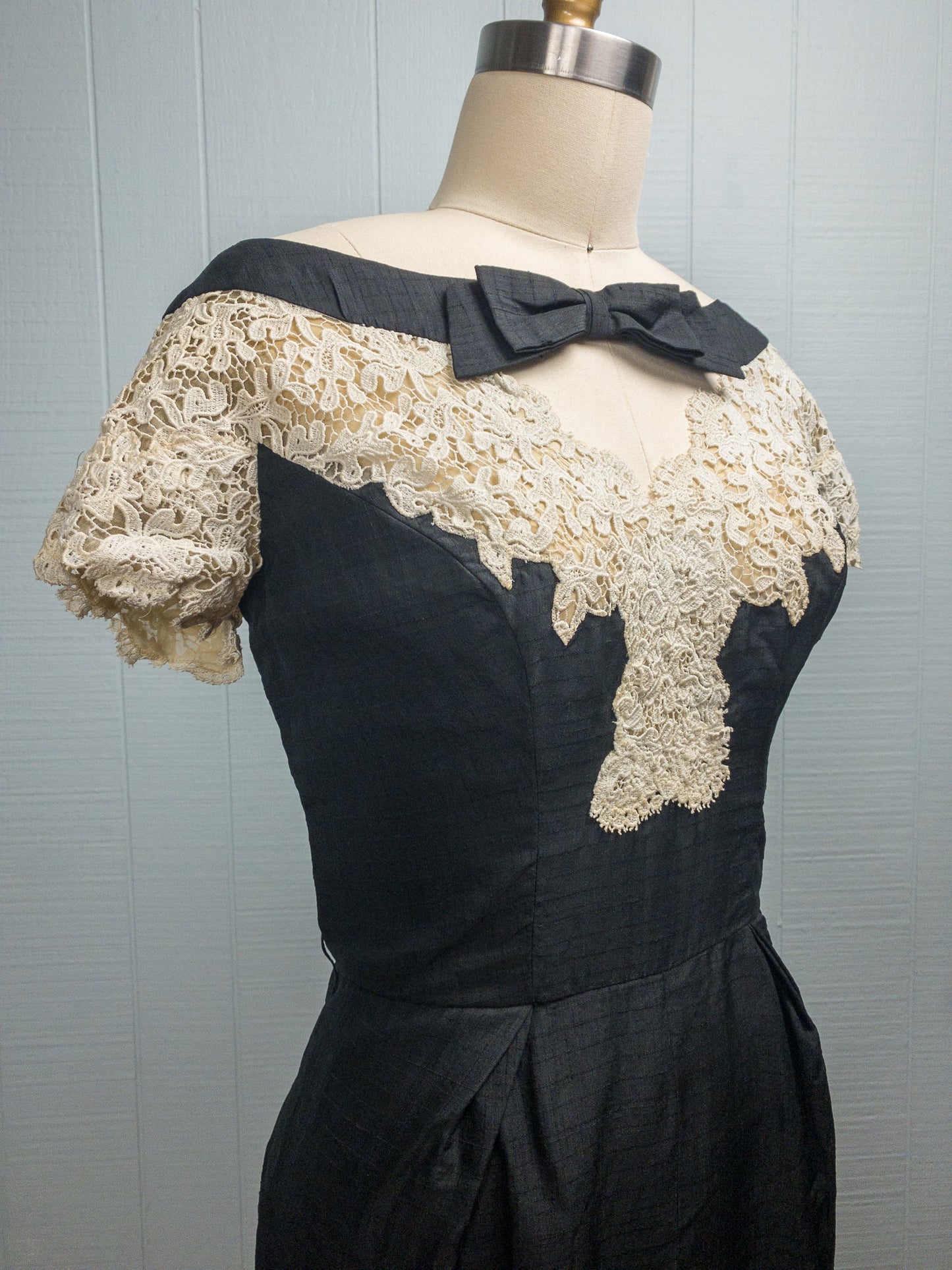 50's Lace & Bows Off Shoulder Dress | M/L
